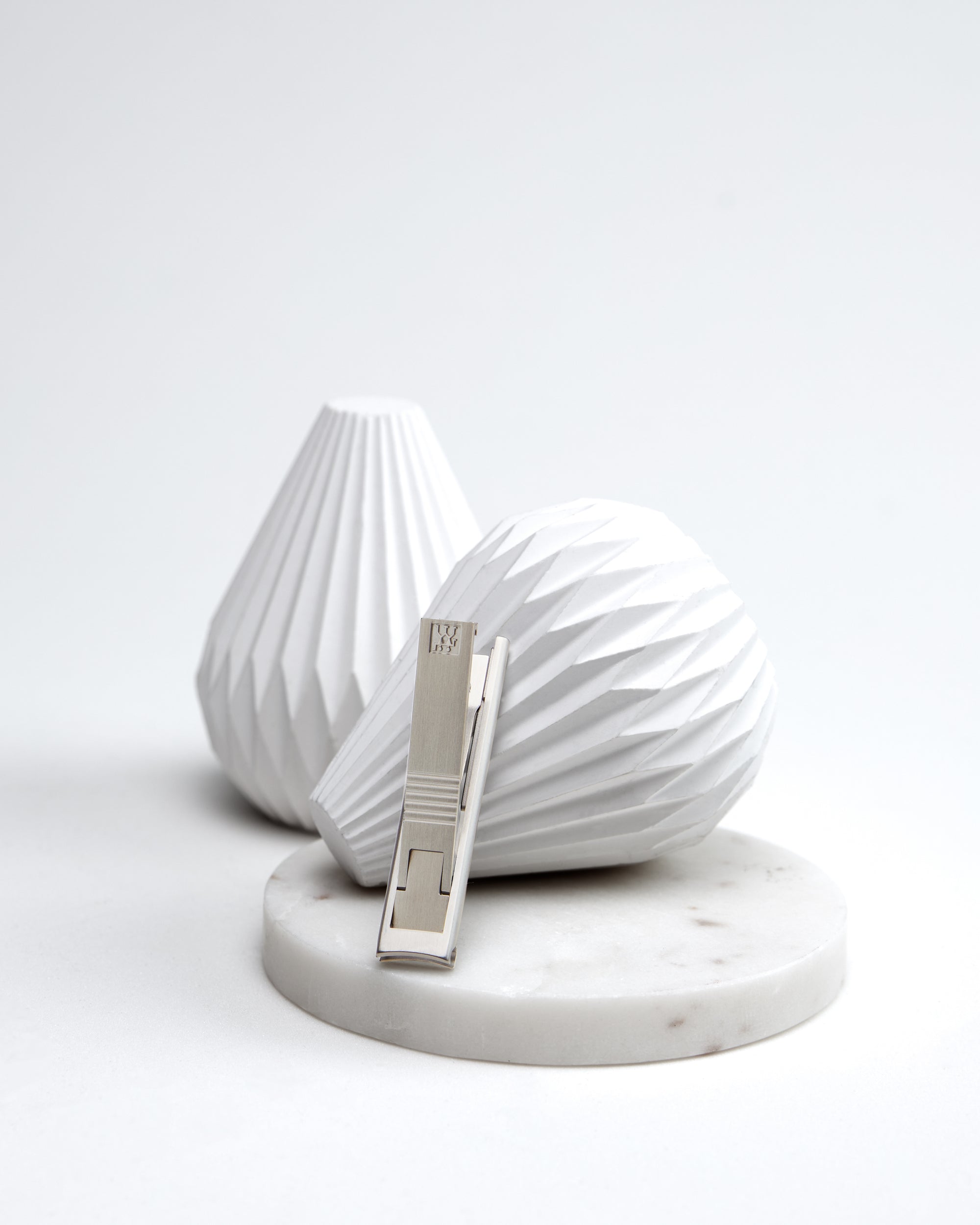 Darstellung des ZWILLING Premium Nagelknipsers aus rostfreiem Edelstahl inmitten von diversen Keramikobjekten.