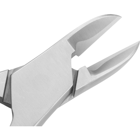 Nahaufnahme der geöffneten Schneide der ZWILLING Premium Nagelzange mit besonders scharfen Schneiden.