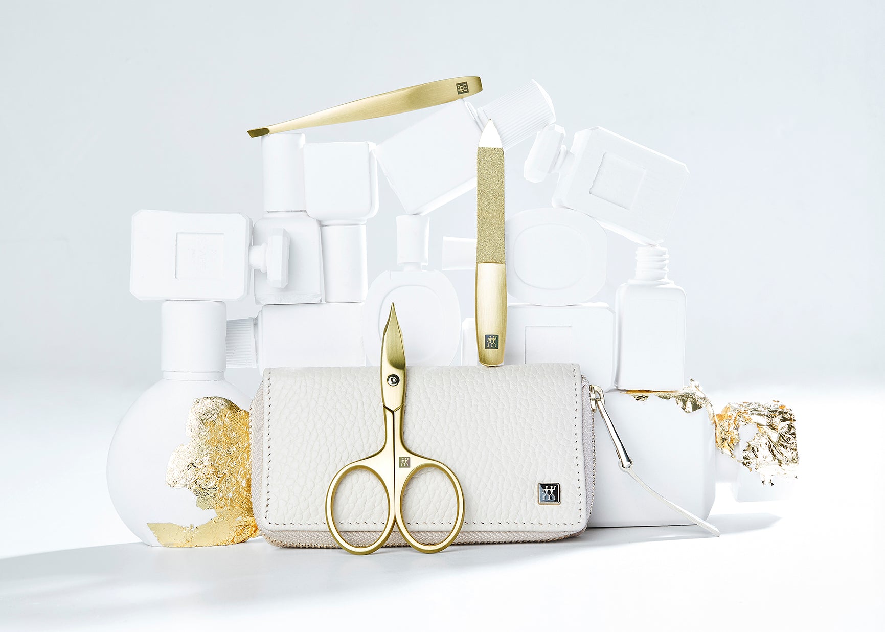 Darstellung eines ZWILLING Premium Maniküre Sets 5tlg. anlehnend an artifiziellen Betonobjekten, veredelt mit Blattgold.