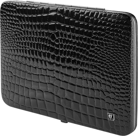 Frontalansicht eines ZWILLING Classic Sets 10tlg. in schwarzer Kroko-Optik. Mit vollumfänglichen Pflegeinstrumenten aus rostfreiem Edelstahl.