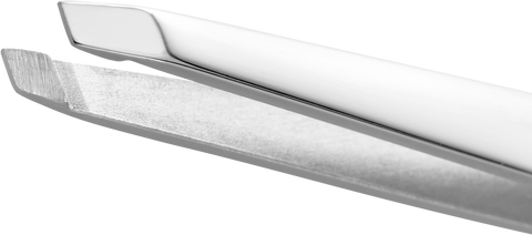 Queransicht der ZWILLING Classic schräge Pinzette aus rostfreiem Edelstahl mit handgeschliffenen Spitzen.