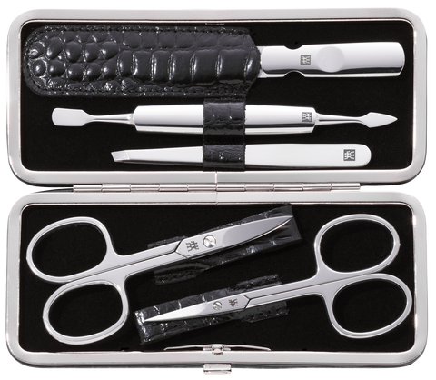 Geöffnetes ZWILLING Classic Set 5tlg. in schwarz mit Metallrahmen, mit den meistgenutzten Pflegeinstrumenten aus rostfreiem Edelstahl.