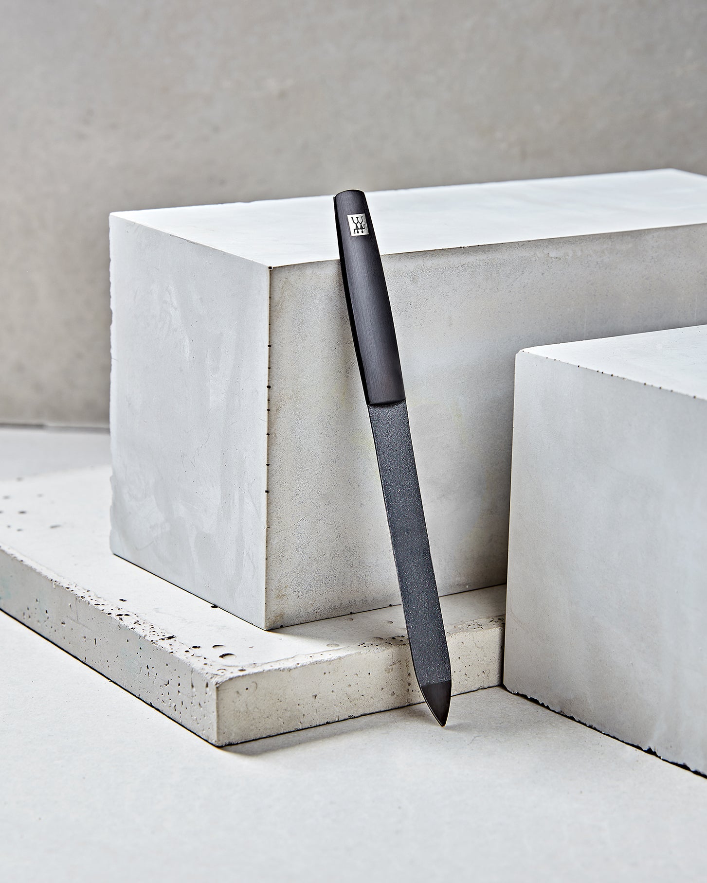 Sehr hochwertige Darstellung der ZWILLING Premium Saphir-Nagelfeile inmitten von Betonobjekten.