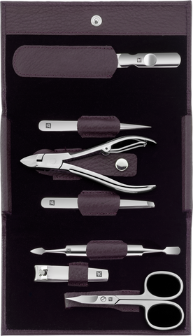 Geöffnetes ZWILLING Classic Set 7tlg. in lila mit den meistgenutzten Pflegeinstrumenten aus rostfreiem Edelstahl.