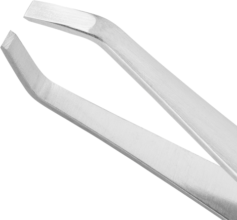 Queransicht der ZWILLING Premium abgewinkelte Pinzette aus rostfreiem Edelstahl mit angerauten, perfekt kalibrierten Spitzen.
