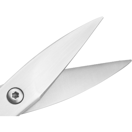 Nahaufnahme der geöffneten Schneide der ZWILLING Premium Nagelschere aus rostfreiem Edelstahl mit scharfen, präzisen Klingen.