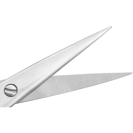 Nahaufnahme der geöffneten Schneide der ZWILLING Premium Augenbrauenschere aus rostfreiem Edelstahl mit abgewinkelter, hauchdünner Schneide.