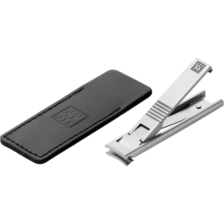 Queransicht eines ZWILLING Premium Nagelknipsers aus rostfreiem Edelstahl mit gebogener Schneide inklusive integrierter Nagelfeile und Lederhülle.