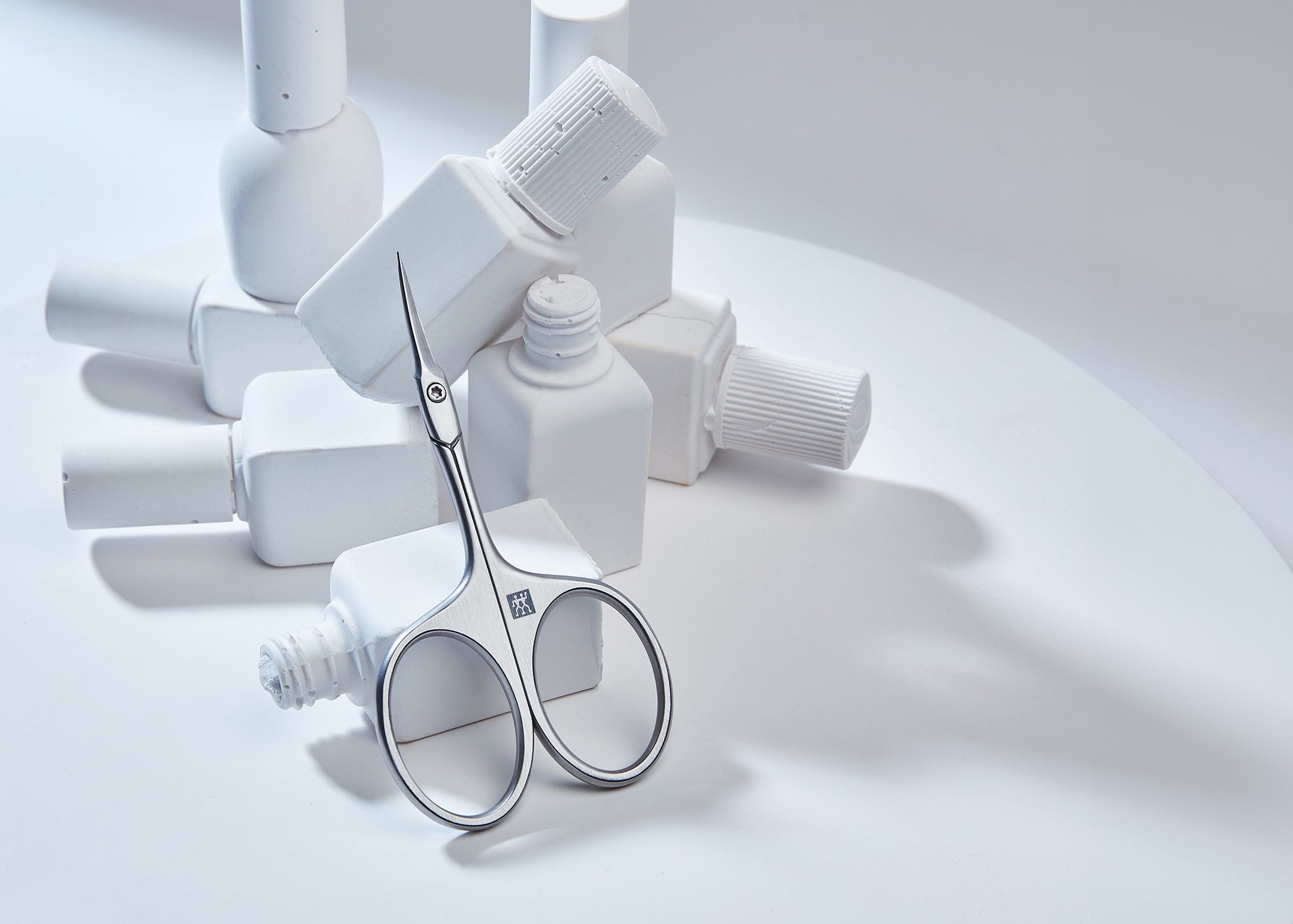 Sehr hochwertige Darstellung der ZWILLING Premium Nagelhautschere   inmitten von artifiziellen  Marmorobjekten .
