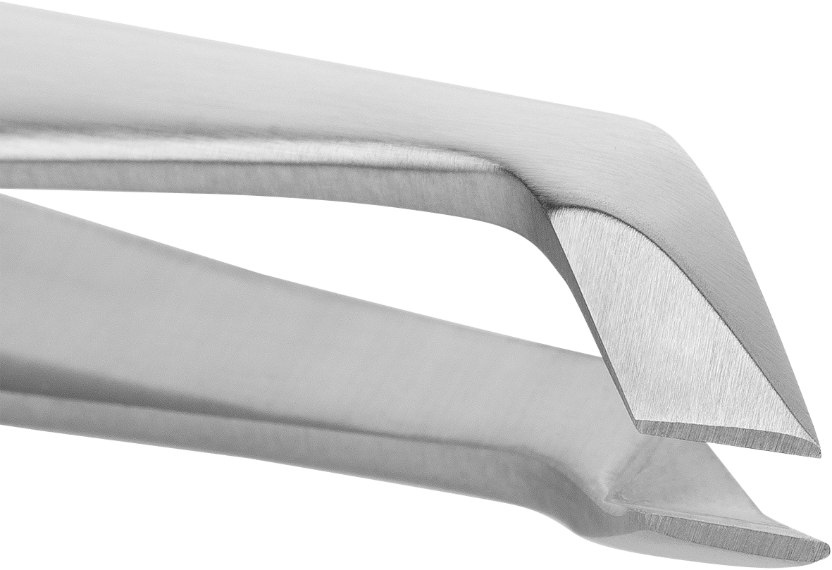 Queransicht eines ZWILLING Premium Nagelhautschneiders aus rostfreiem Edelstahl mit scharfen, abgewinkelten Schneiden.