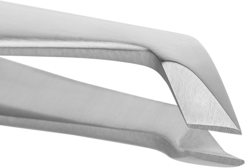 Queransicht eines ZWILLING Premium Nagelhautschneiders aus rostfreiem Edelstahl mit scharfen, abgewinkelten Schneiden.
