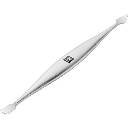 Queransicht eines ZWILLING Premium Nagelhautschiebers und -reinigers aus rostfreiem Edelstahl mit zwei unterschiedlichen Spitzen.