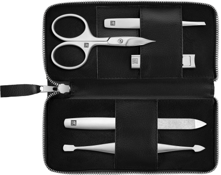 Geöffnetes ZWILLING Premium Apfelleder Set 5tlg. in schwarz mit Maniküre- und Pediküreinstrumenten (Nagel- und Hautschere, Kompakt-Nagelknipser, Saphir-Nagelfeile, Nagelhautschieber und -reiniger und schräge Pinzette) in matt-silber.