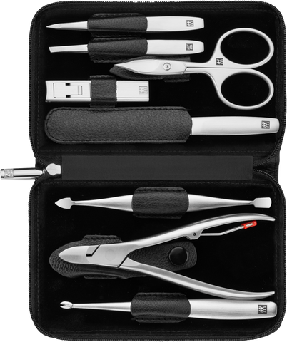 Geöffnetes ZWILLING Premium Set 8tlg. in schwarz mit vollumfänglichen Pflegeinstrumenten aus rostfreiem Edelstahl.