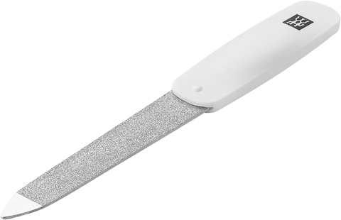 Queransicht einer ZWILLING Classic Saphir-Nagelfeile in weiß mit grob-und feinkörnigen Feilenflächen zum Kürzen und Formen.