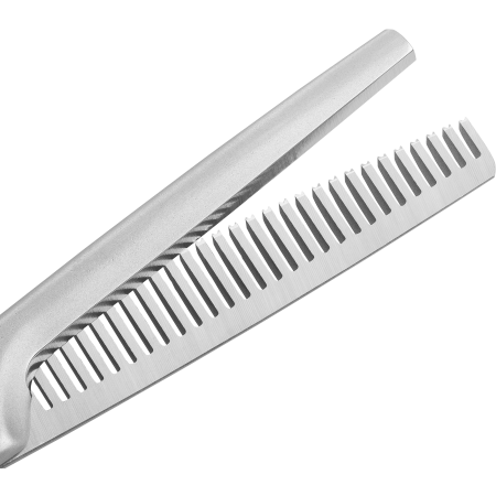 Nahaufnahme der geöffneten Schneide der ZWILLING Premium Effilierschere aus rostfreiem Edelstahl mit hochwertiger Verzahnung.