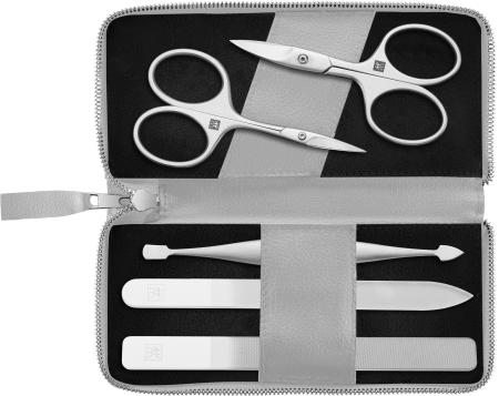 Geöffnetes ZWILLING Premium Apfelleder Set 5tlg. in grau mit Maniküre- und Pediküreinstrumenten (Nagelschere, Glas-Nagelfeile, Glas-Nagelbuffer, Nagelhautschieber und -reiniger und Hautschere) in matt-silber.