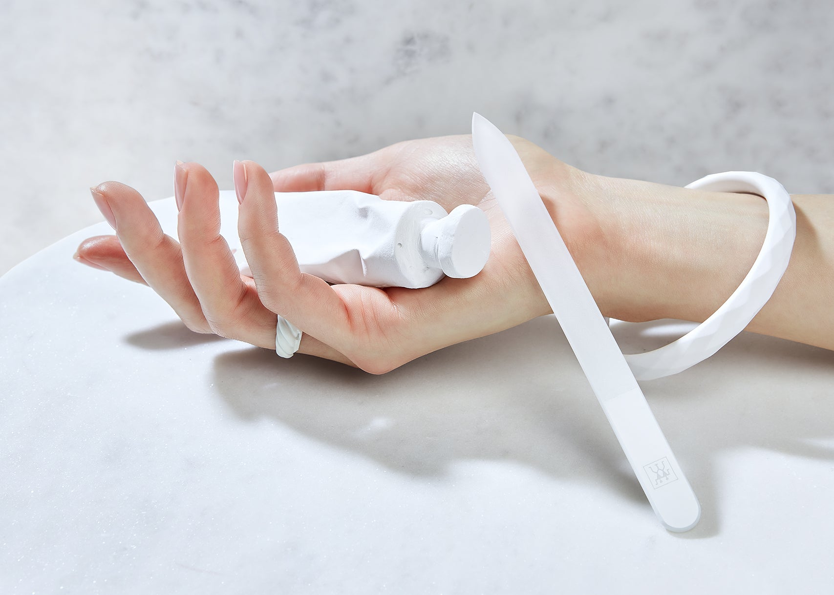 Kunstvolle Darstellung einer ZWILLING Premium Glas-Nagelfeile inmitten von artifiziellen Betonobjekten.