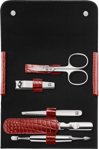 Geöffnetes ZWILLING Classic Set 5tlg. in roter Kroko-Optik, mit den meistgenutzten Pflegeinstrumenten aus rostfreiem Edelstahl.