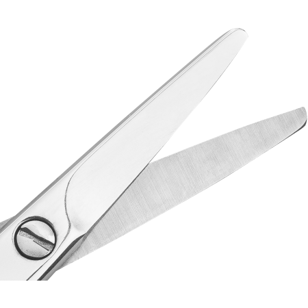 Nahaufnahme der geöffneten Schneide der ZWILLING Classic Baby-Nagelschere mit leicht gebogener Schneide und abgerundeter Spitze.