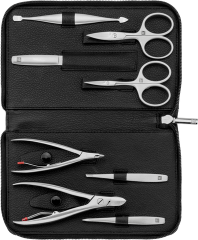 Geöffnetes ZWILLING Premium Set 8tlg. in schwarz mit vollumfänglichen Pflegeinstrumenten aus rostfreiem Edelstahl.