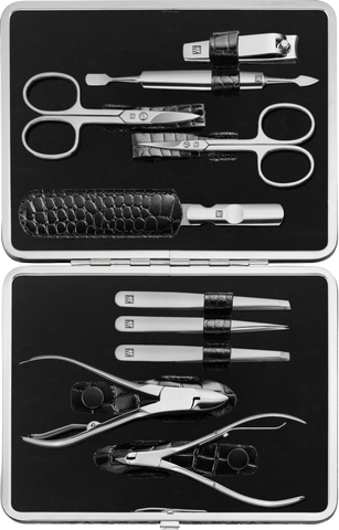 Geöffnetes ZWILLING Classic Set 10tlg. in schwarzer Kroko-Optik. Mit vollumfänglichen Pflegeinstrumenten aus rostfreiem Edelstahl.