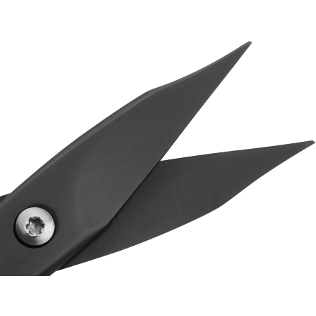 Nahaufnahme der geöffneten Schneide der ZWILLING Premium Nagel- und Nagelhautschere in Schwarz aus rostfreiem Edelstahl mit scharfen, präzisen Klingen.