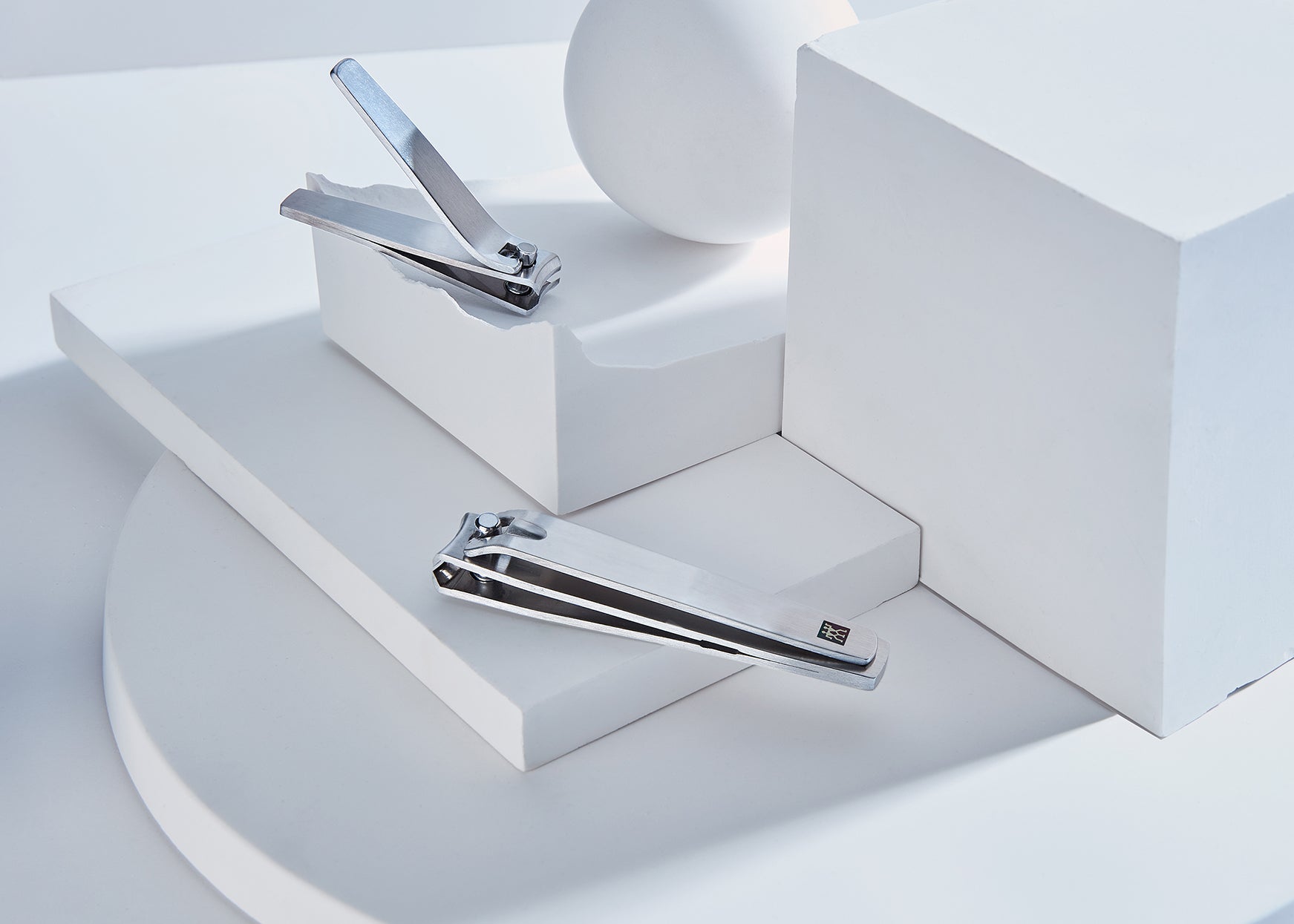 Darstellung des ZWILLING Premium Nagelknipsers aus rostfreiem Edelstahl inmitten von diversen Keramikobjekten.