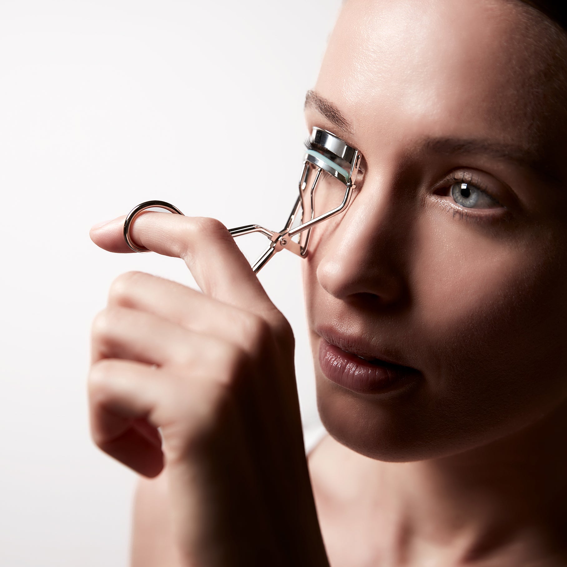 Anwendung der ZWILLING Premium Wimpernzange aus rostfreiem Edelstahl an den Wimpern des rechten Auges.