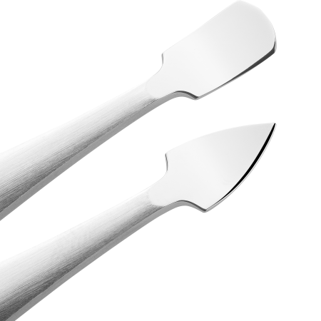 Nahaufnahme derzwei Spitzen des ZWILLING Premium Nagelhautschiebers und -reinigers aus rostfreiem Edelstahl. Darstellung des spitzen und abgerundeten Endes zum Entfernen von Dreck oder dem Zurückschieben der Nagelhaut.