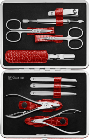 Geöffnetes ZWILLING Classic Set 10tlg. in rot mit Metallrahmen, mit vollumfänglichen Pflegeinstrumenten aus rostfreiem Edelstahl.