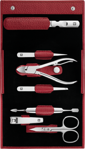 Geöffnetes ZWILLING Classic Set 7tlg. in rot, mit den meistgenutzten Pflegeinstrumenten aus rostfreiem Edelstahl.