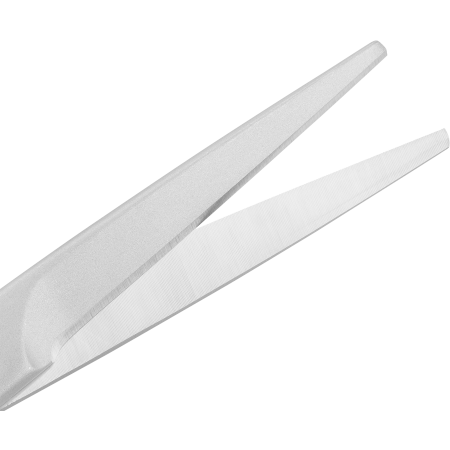 Nahaufnahme der geöffneten ZWILLING Premium Haarschee aus rostfreiem Edelstahl mit Mikrozanhnung.