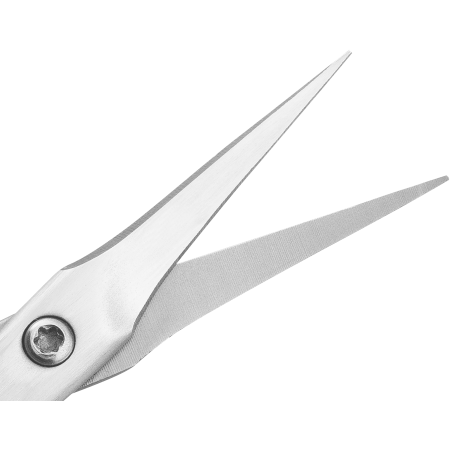 Nahaufnahme der geöffneten Schneide der ZWILLING Premium Nagelhautschere aus rostfreiem Edelstahl mit scharfen, präzisen Klingen und zusätzlich angeschliffener Turmspitze für extrem präzisen Schnitt.