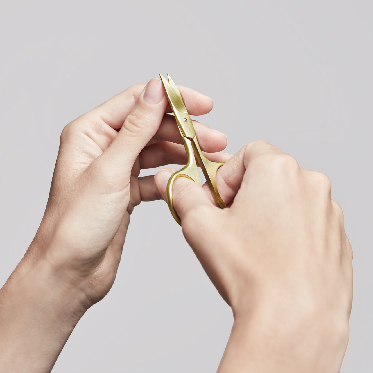 Anwendung einer ZWILLING Premium Nagelschere aus rostfreiem Edelstahl am linken Daumennagel.