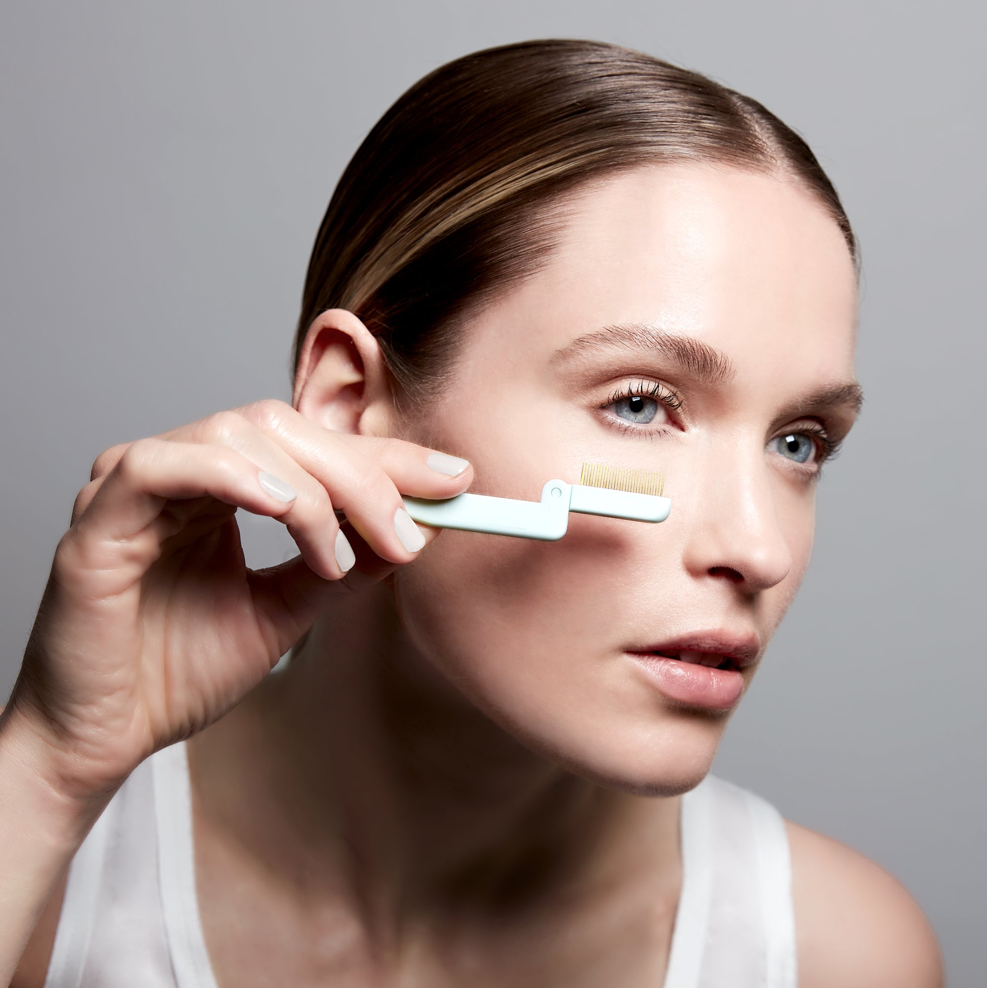 Anwendung des ZWILLING Premium Wimpernkamms in mint an dem rechten Auge.