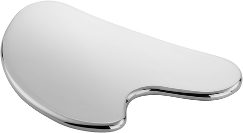 Queransicht eines ZWILLING Premium Edelstahl-Gesichtsmassagers für wohltuende Gua-Sha-Behandlungen.