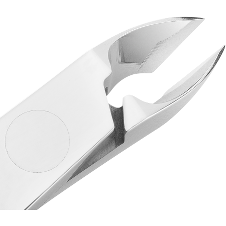 Nahaufnahme der geöffneten Schneide der ZWILLING Classic Nagelhautzange aus rostfreiem Edelstahl mit präziser Schneide für exakten Schnitt.