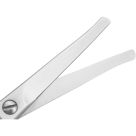 Nahaufnahme der geöffneten Schneide der ZWILLING Premium Nasen- und Ohrenhaarschere aus rostfreiem Edelstahl mit gerader Schneide und abgerundeter Spitze.