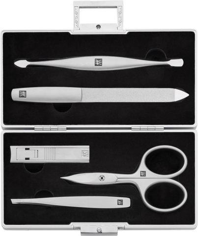Geöffnetes ZWILLING Premium Set 5tlg. in silber mit Aluminiumgehäuse und den meistgenutzten Pflegeinstrumenten.