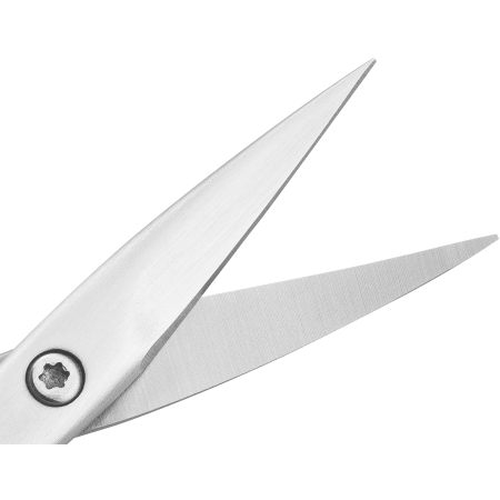 Nahaufnahme der geöffneten Schneide der ZWILLING Premium Nagelhautschere aus rostfreiem Edelstahl mit scharfen, präzisen Klingen.