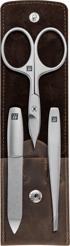 Geöffnetes ZWILLING Premium Set 3tlg. in braun mit essentiellen Pflegeinstrumenten aus rostfreiem Edelstahl.
