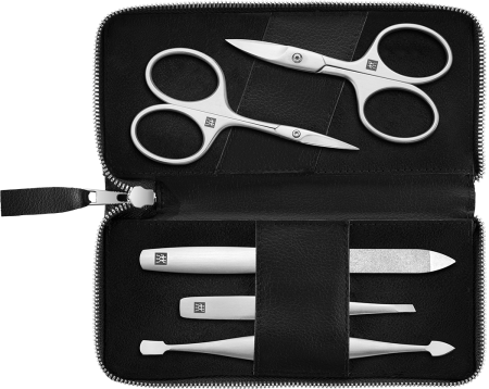 Geöffnetes ZWILLING Premium Apfelleder Set 5tlg. in schwarz mit Maniküre- und Pediküreinstrumenten (Nagelschere, Saphir-Nagelfeile, Nagelhautschere, Nagelhautschieber- und reiniger und schräge Pinzette) in matt-silber.