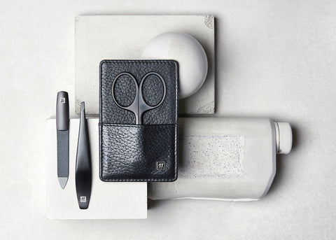 Darstellung eines ZWILLING Premium Maniküre Sets 3tlg. auf artifiziellen Betonobjekten.