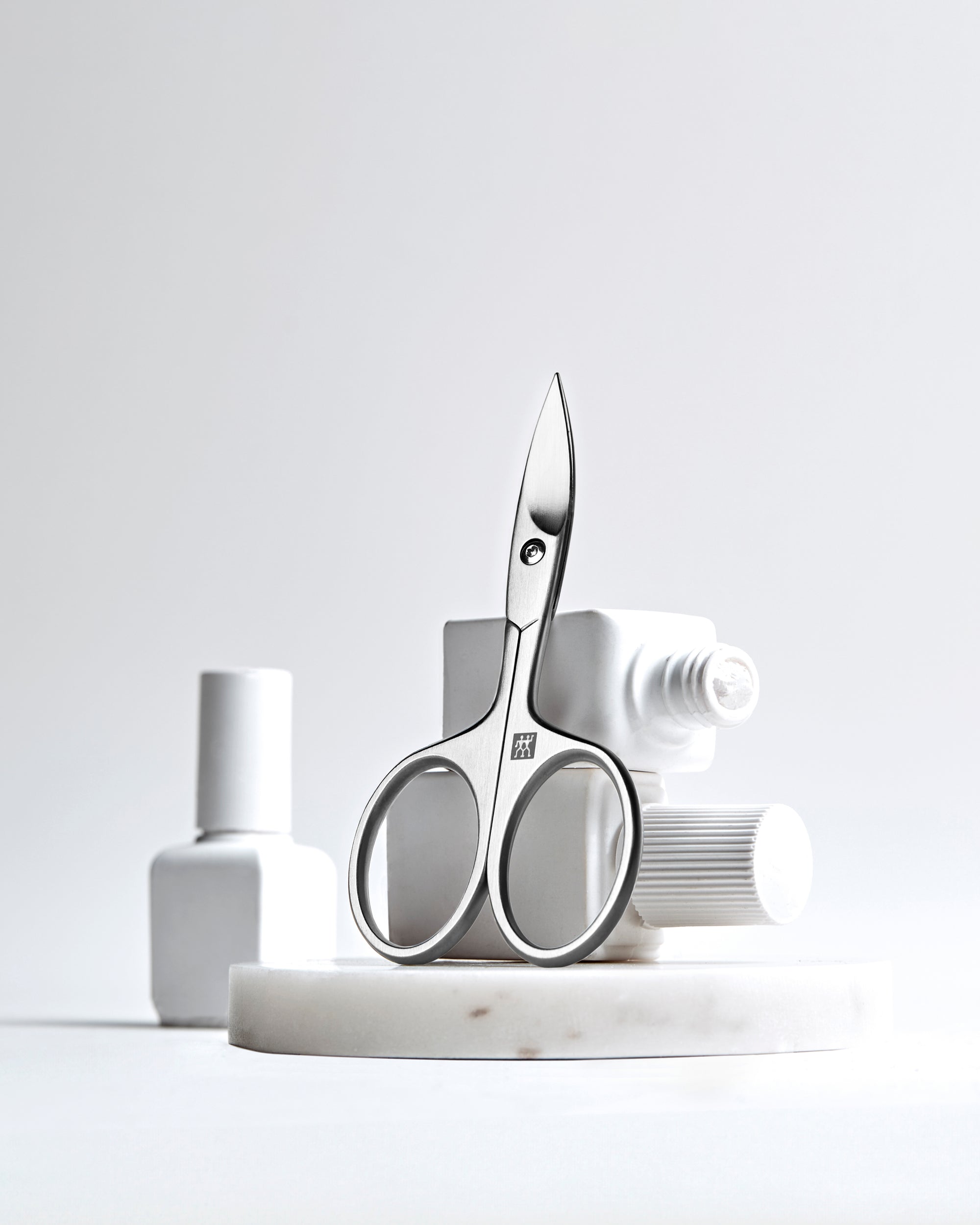 Sehr hochwertige Darstellung der ZWILLING Premium Nagelschere inmitten von artifiziellen Marmorobjekten.