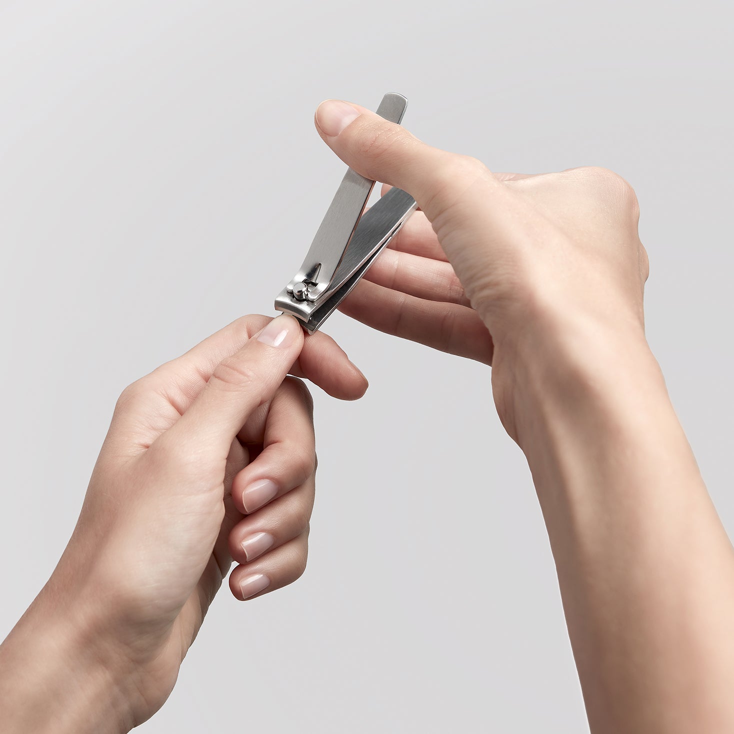 Anwendung eines ZWILLING Premium Nagelknipsers aus rostfreiem Edelstahl am linken Daumennagel.