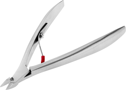 Queransicht einer ZWILLING Premium Nagelhautzange aus rostfreiem Edelstahl mit präziser Schneide für exakten Schnitt.