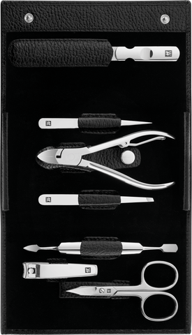 Geöffnetes ZWILLING Classic Set 7tlg. in schwarz mit den meistgenutzten Pflegeinstrumenten aus rostfreiem Edelstahl.