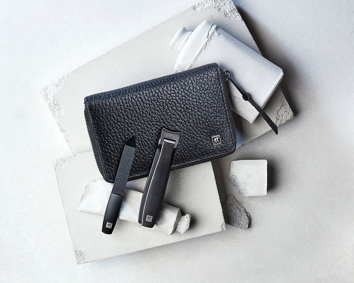 Darstellung eines ZWILLING Premium Maniküre Sets 4tlg. auf artifiziellen Betonobjekten.