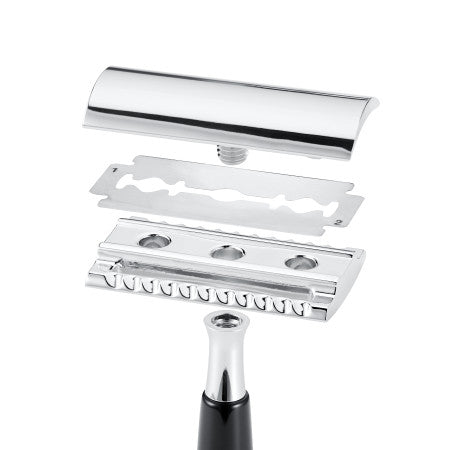 Nahaufnahme der Einzelteile eines ZWILLING Classic Rasierhobels mit scharfer Klinge.